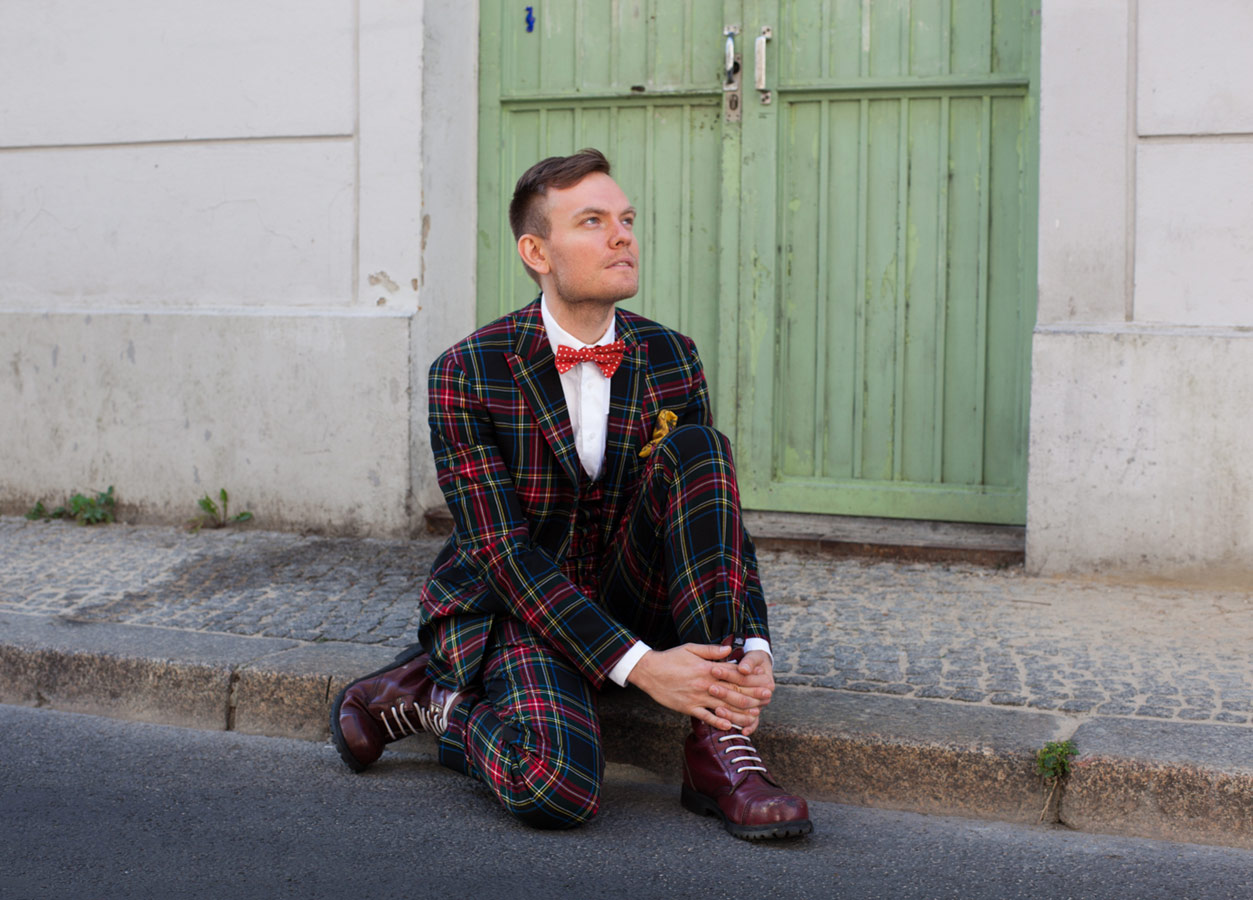 miika trägt einen anzug von herr von eden. stilkolumne. zeitmagazin online